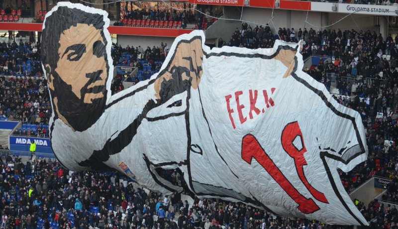 بالصور.. أنصار ليون يرفعون “تيفو” عملاق لفقير