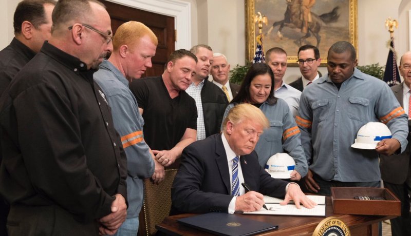 بالصور.. ترامب يفرض رسوم جمركية على الصلب والألومنيوم