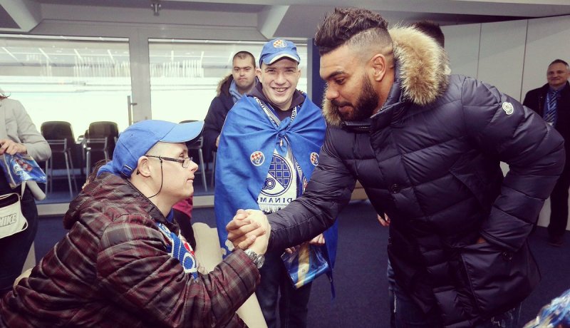 سوداني يظهر جانبه الإنساني اتجاه أنصار زغرب