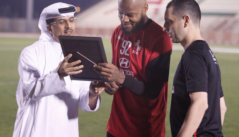 بالصور.. مبولحي ينال إعترافا جديدا بعيدا عن المنتخب