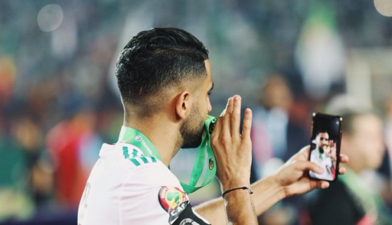 “محرز” يدفع “ستيرلينغ” للرد عليه بكلمة الجزائريين الشهيرة !!