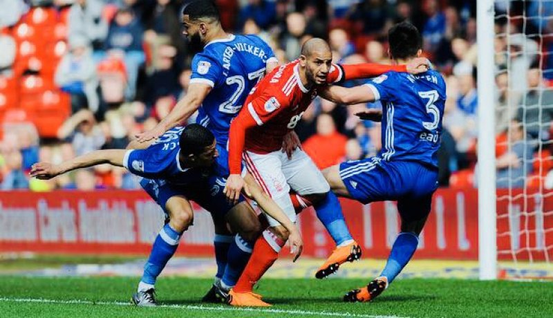 قديورة:”إرتديت الشارة السوداء إحتراما لشهداء الطائرة العسكرية”