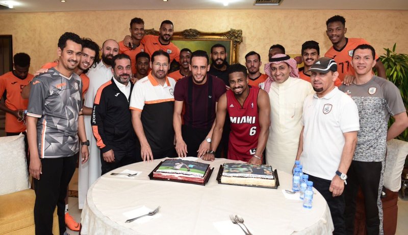 بالصور.. الشباب يودع بن يطو على طريقة الكبار