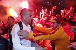 بالفيديو.. الجماهير الجزائرية تفاجئ فيغولي وتصنع الحدث في تركيا !!