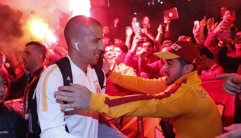 بالفيديو.. الجماهير الجزائرية تفاجئ فيغولي وتصنع الحدث في تركيا !!