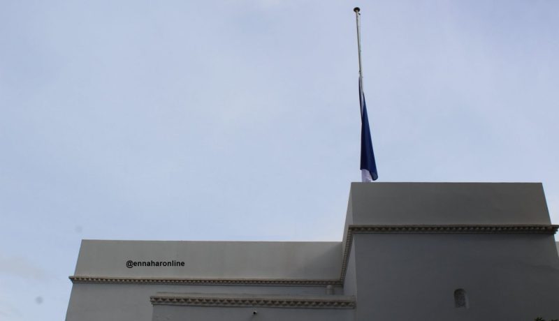 السفارة الفرنسية تلغى نشاطاتها الثقافية وتنكس الأعلام