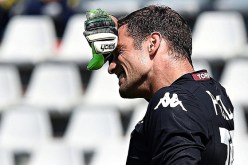 بالفيديو هدف غريب يسجله حارس تورينو في مرماه