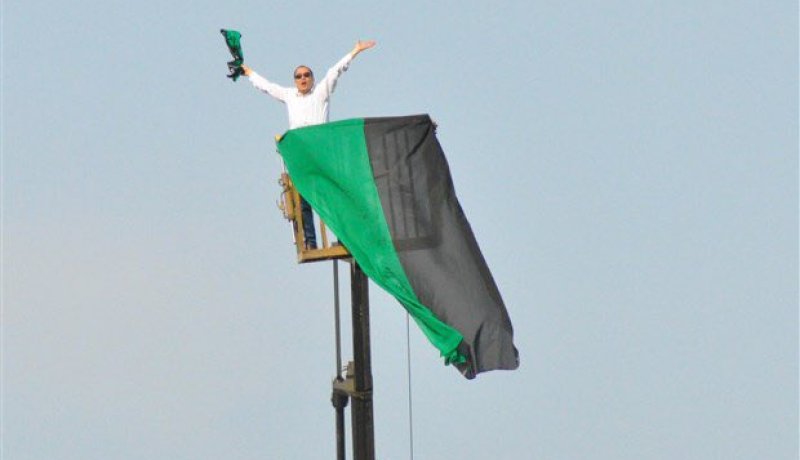 بالصور.. مشجع تركي يستأجر رافعة لمشاهدة مباراة فريقه لهذا السبب !!