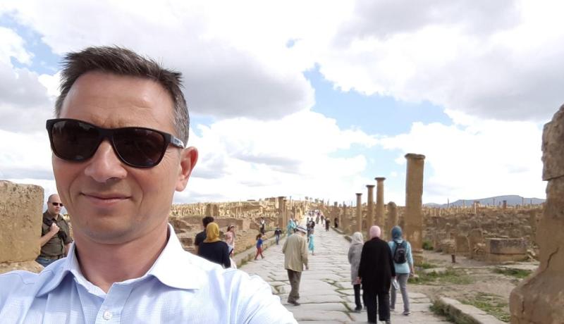 السفير البريطاني يعبّر عن انبهاره بالأثار الرومانية في تيمڨاد