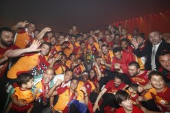 بالصور.. فيغولي يُثبت تعلقه بالجزائر في إحتفالات “غلطة سراي” المجنونة