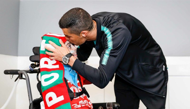 بالصور.. لفتة إنسانية من رونالدو قبل مواجهة الجزائر!!