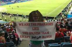 مُشجع مصري يصنع الحدث بلافتة مُضحكة في لقاء “البرتغال-إسبانيا”