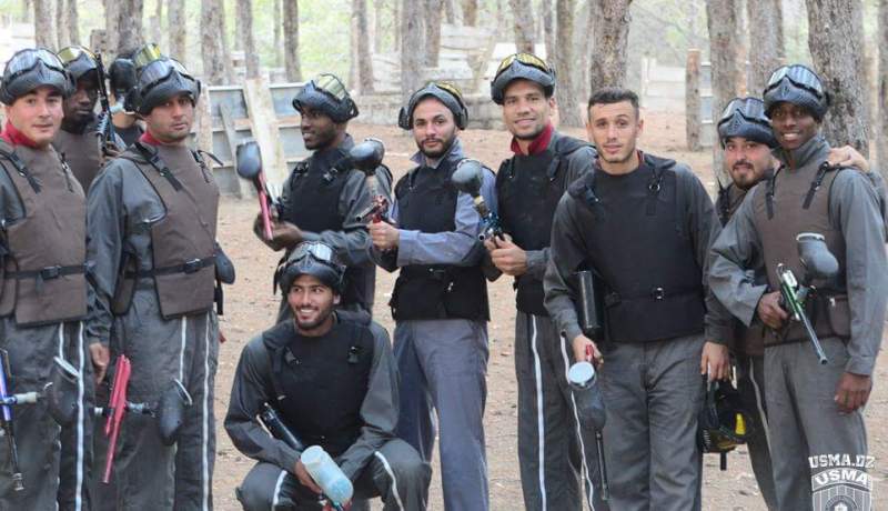 بالصور..المدرب فروجي يبرمج لعبة ” paintball”  للاعبي سوسطارة !