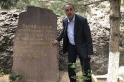 بالصور.. ميهوبي يزور جبل “أهل الكهف” في أذربيجان