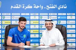 بالصور.. مدافع الخضر يوقع لنادي الفتح السعودي
