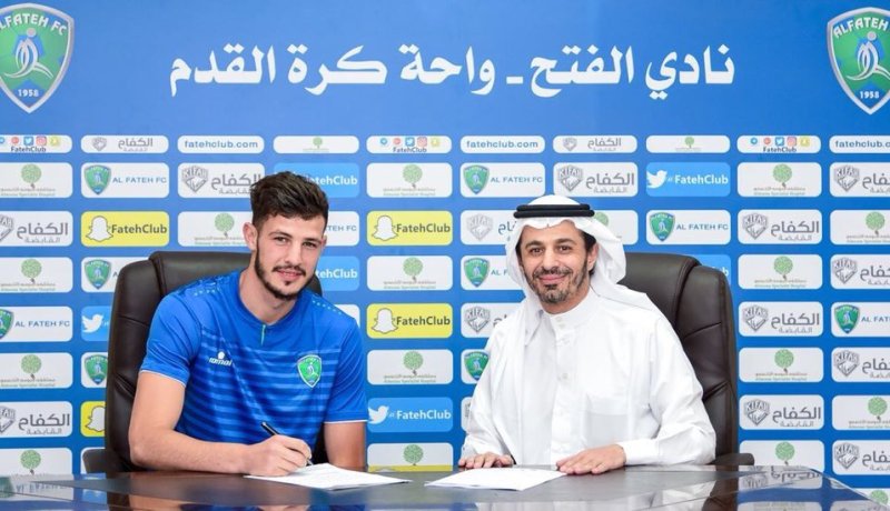 بالصور.. مدافع الخضر يوقع لنادي الفتح السعودي