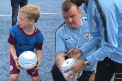 بالصور.. محرز يزور أكاديمية “السيتي” ويصنع الحدث وسط الأطفال