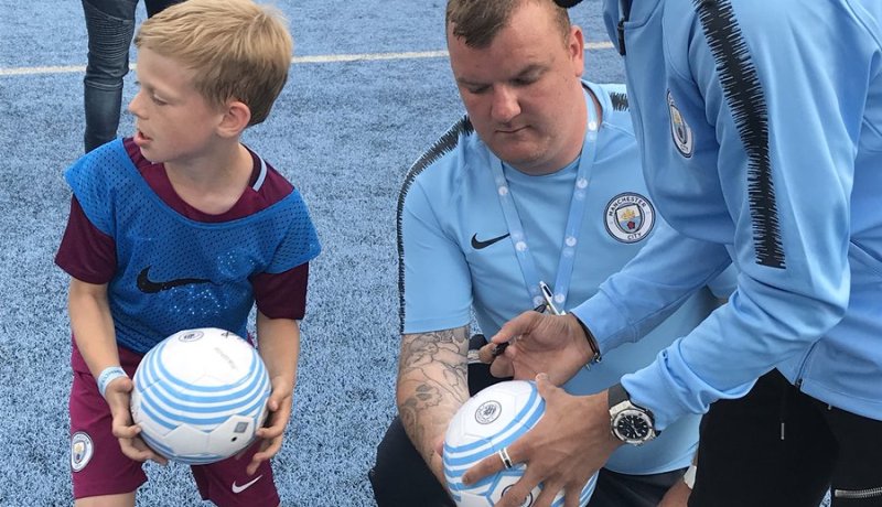 بالصور.. محرز يزور أكاديمية “السيتي” ويصنع الحدث وسط الأطفال