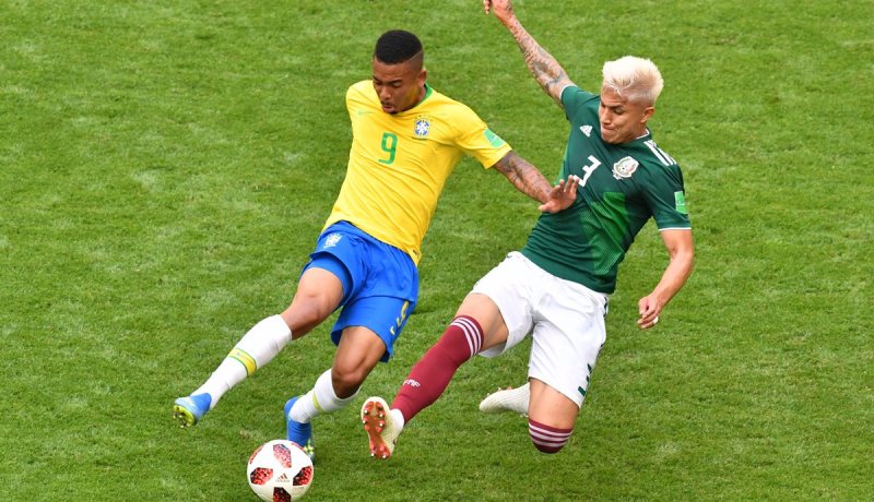 المكسيك تصمد أمام البرازيل في الشوط الأول وتفرض التعادل السلبي