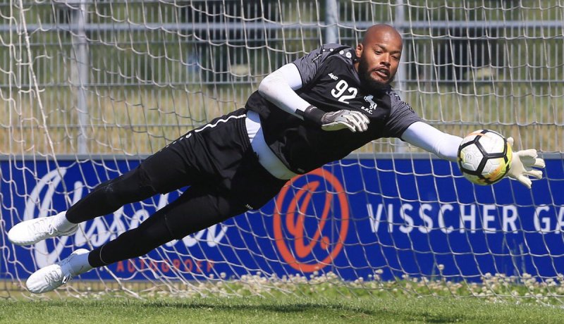 مبولحي يفوز بثمانية في أول ودية بهولندا !