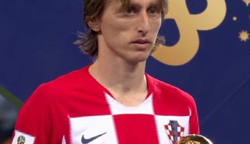 مودريتش يُتوج بالكرة الذهبية لأفضل لاعب في مونديال روسيا