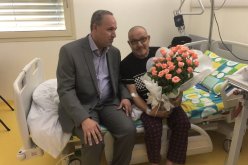 الشاعر بوزيد حرز الله يجري عملية جراحية ناجحة بالمستشفى العسكري