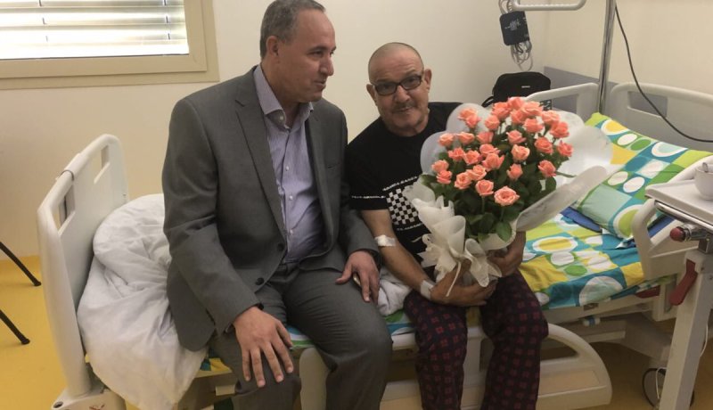 الشاعر بوزيد حرز الله يجري عملية جراحية ناجحة بالمستشفى العسكري