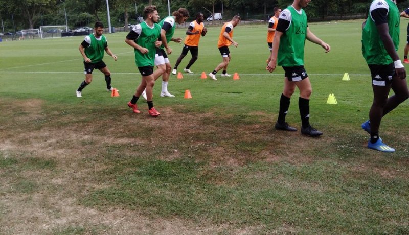 الملالي يُجري التجارب مع أنجي الفرنسي