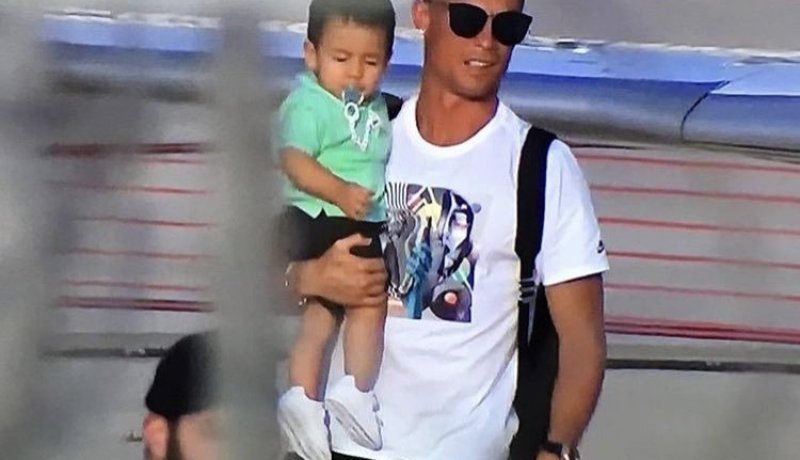 بالصور.. رونالدو يصل تورينو تحسبا لأول حصة تدريبية له مع اليوفي