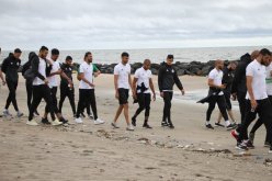 بالصور..جولة خفيفة للاعبي الخضر على شاطئ البحر قبل مواجهة غامبيا