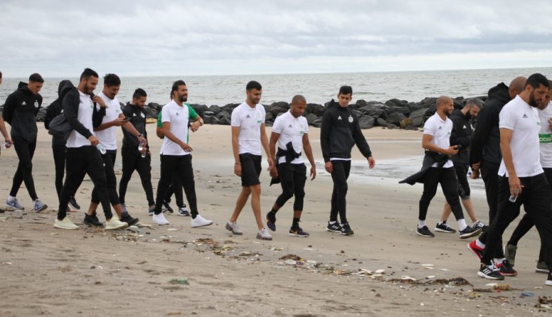 بالصور..جولة خفيفة للاعبي الخضر على شاطئ البحر قبل مواجهة غامبيا
