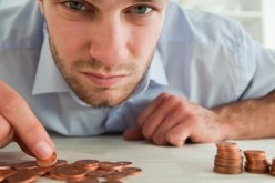 لا يبسطها طوال العام.. حتى في رمضان يده مغلولة