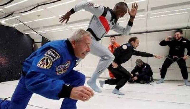 بالفيديو ..يوسين بولت يتحدى الجاذبية ويفوز بسباق في الفضاء !