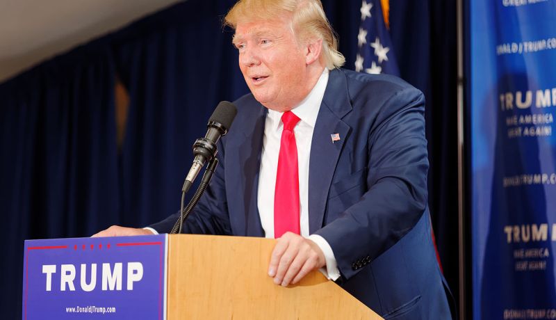 أول رئيس عربي يهنئ دونالد ترامب