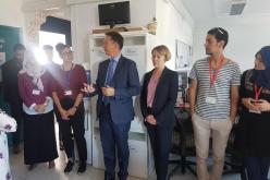 بالصور.. السفير البريطاني يهنئ المعلمين الجزائريين بيومهم العالمي