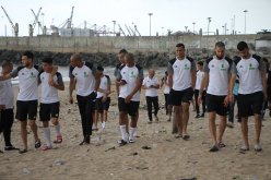جولة خفيفة للاعبي الخضر على شاطئ البحر قبل مواجهة البنين