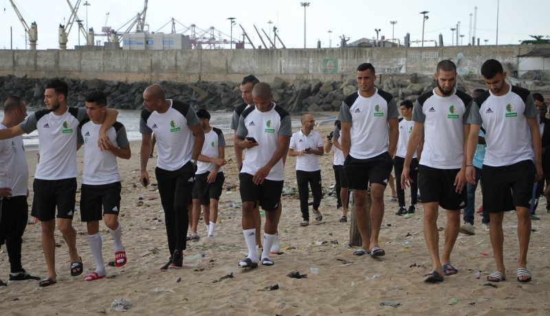 جولة خفيفة للاعبي الخضر على شاطئ البحر قبل مواجهة البنين