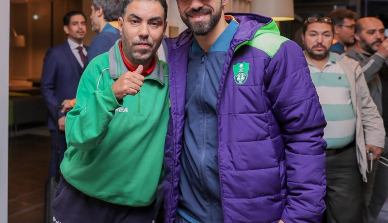 بالصور.. مناصر سطايفي من ذوي الإحتياجات الخاصة يزور الأهلي