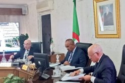 بالصور..بدوي يعقد لقاء مع إطارات وزارته لمناقشة مختلف المشاريع