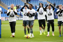 بالصور..لاعبو ليستر سيتي يودعون رئيسهم في أجواء حزينة