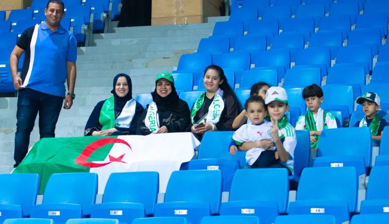 بالصور.. الجماهير الجزائرية حاضرة لمناصرة العميد ضد النصر