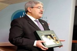 الرئيس بوتفليقة يهدي مكتبة منتدى باريس حول السلام كتب “الأمير عبد القادر.. ملحمة الحكمة”