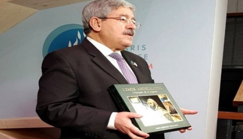 الرئيس بوتفليقة يهدي مكتبة منتدى باريس حول السلام كتب “الأمير عبد القادر.. ملحمة الحكمة”