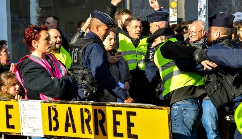 قتيل و16 جريحا في احتجاجات “السترات الصفراء” في فرنسا