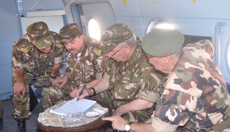 بالصور.. ڤايد صالح يلتقي إطارات ومستخدمي اللواء 41 مدرع وأفراد وحدات اخرى بعين أميناس وجانت