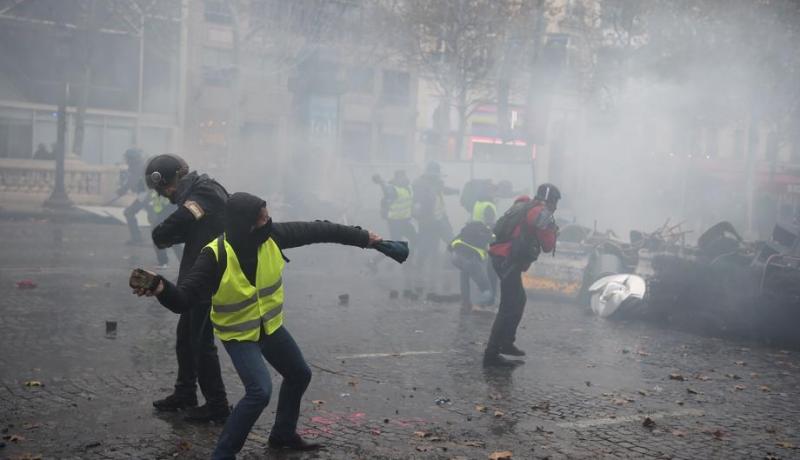 بالصور.. مظاهرات عارمة بفرنسا وحكومة ماكرون تلجأ للغازات المسيلة للدموع