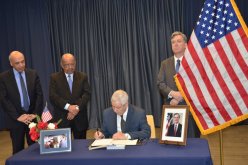 وفاة جورج بوش الأب.. بن صالح يوقع على سجل التعازي بمقر سفارة أمريكا