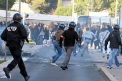 بالفيديو.. الطلبة يشلون المدارس والجامعات وينزلون للشارع رغم خطاب ماكرون