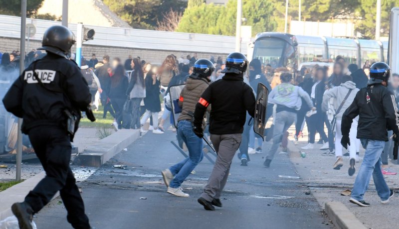 بالفيديو.. الطلبة يشلون المدارس والجامعات وينزلون للشارع رغم خطاب ماكرون