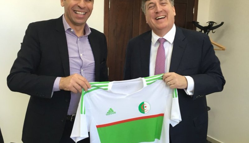 السفير الأمريكي في زيارة لمقر “الفاف”